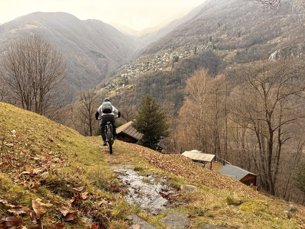 Wo goldenes Herbstlaub deine Bikekette küsst - Tessin